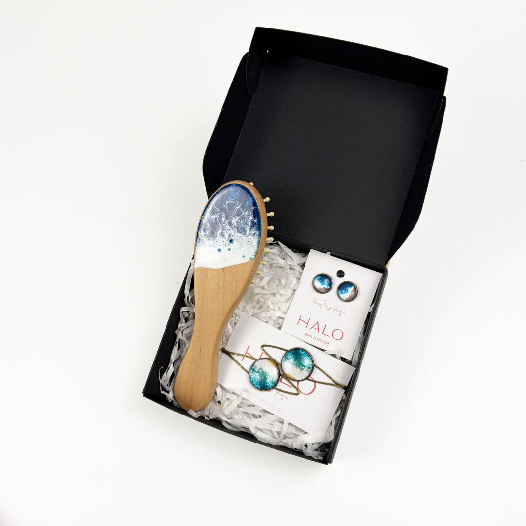 Hair brush/ earring/ hair clip