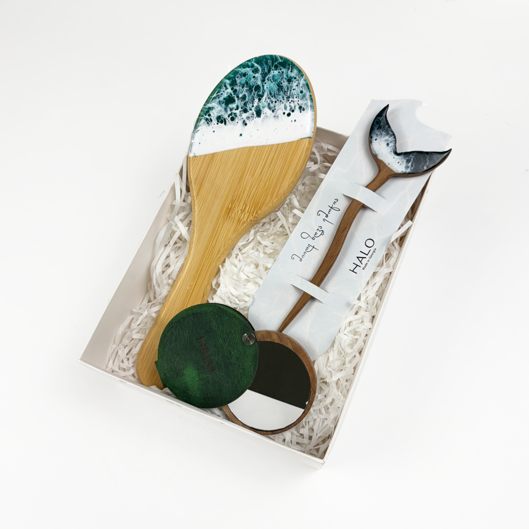 Hair brush/ compact mirror/ hair stick